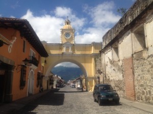 Antigua on piltidelt tuntud selle värava järgi (nunnad kasutasid seda omal ajal märkamatult tänava ületamiseks)