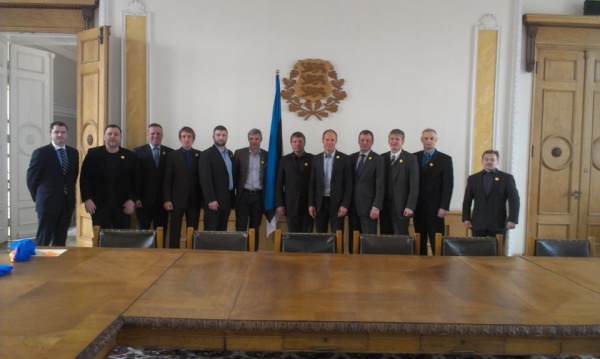 Ühispilt Riigikogu valges saalis. Pildil Riigikogu Spord-ja liikumisharrastuse toetusrühma liikmed, Eesti Olümpiakomitee esindaja Siim Sukles, Eesti Maadlusliidu president Priit Piilman, EML peasekretär Antti Lepik ja TEM juhatuse liige Martin Plaser